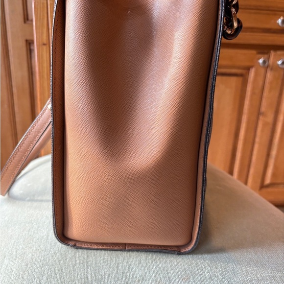 Michael Kors Brown Shoulder Bag with Gold-Tone Hardware. Medium size - Picture 7 of 15